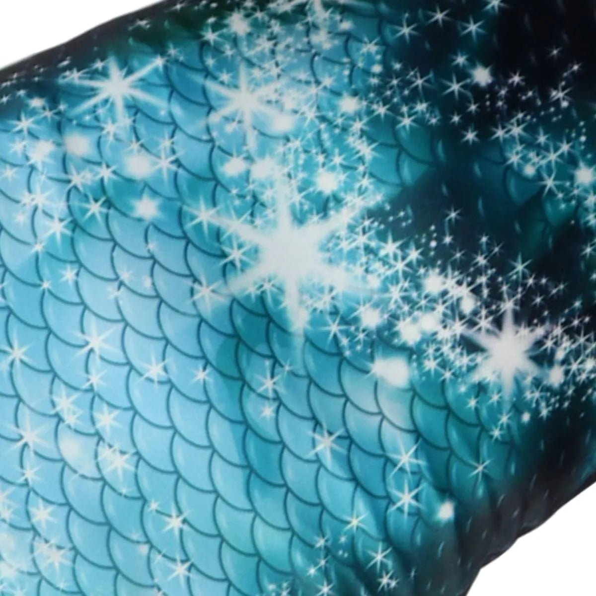 Close-up print zeemeermin staart met glanzend blauwgroen design – Mermaid Sisters