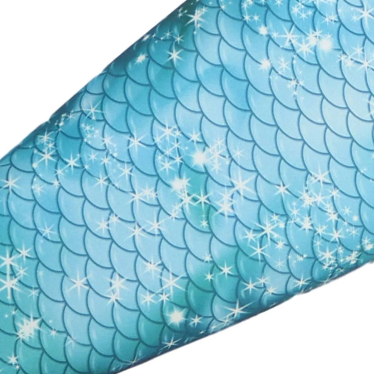 Detailstof van zeemeermin staart in blauwgroen patroon – Mermaid Sisters